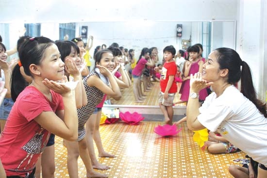 Biên đạo múa Phạm Thị Kim Chung tập điệu múa cho các cháu trong Đội Nghệ thuật măng non để chuẩn bị tham gia Liên hoan Búp Sen Hồng.
