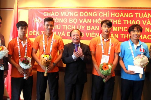 Bộ trưởng Bộ VH-TT-DL Hoàng Tuấn Anh (thứ 3 từ phải) cam kết sẽ nỗ lực hết sức để tổ chức thành công SEA Games 31 tại VN. Ảnh: N.K