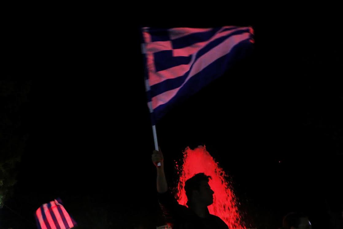 Người dân Hy Lạp ăn mừng kết quả cuộc trưng cầu dân ý (Ảnh: AP)