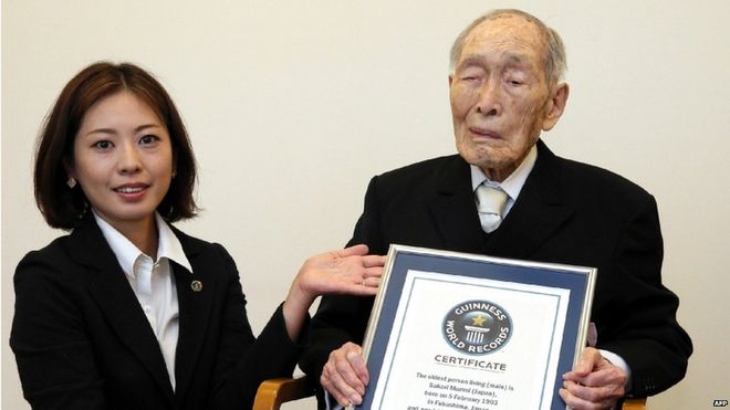  Cụ Momoi được trao giấy chứng nhận từ Guinness hồi năm ngoái (Ảnh: AFP)