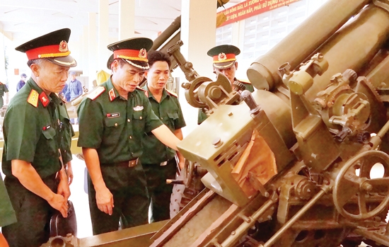 Thiếu tướng Trịnh Đình Tư - Phó Chủ nhiệm Tổng cục Kỹ thuật kiểm tra pháo 105mm tại Ban CHQS huyện Lý Sơn.       Ảnh: TH.HÂN