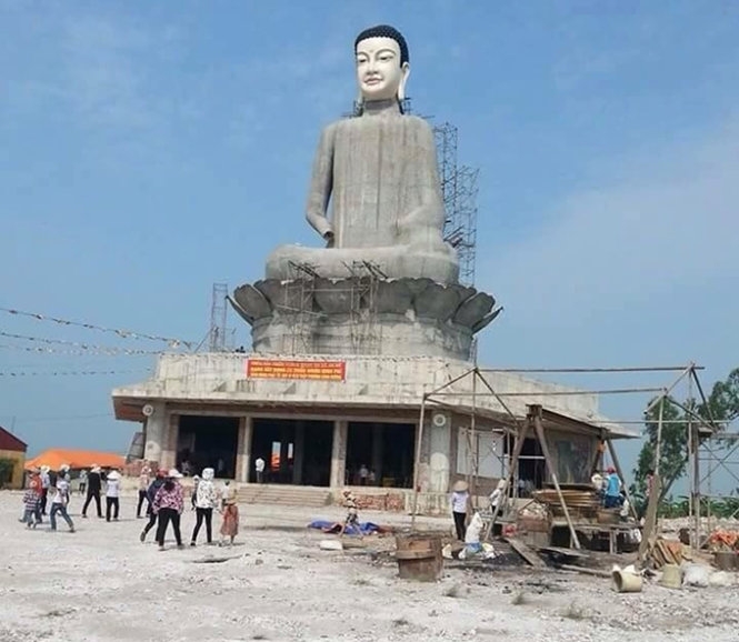 Tượng Phật đang trong quá trình xây dựng