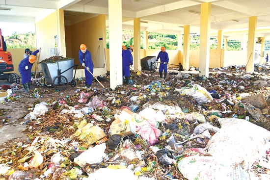 Mỗi  ngày chỉ đốt được 1,5 tấn rác nhưng có đến 15 công nhân làm nhiệm vụ phân loại rác vì làm bằng dụng cụ thủ công