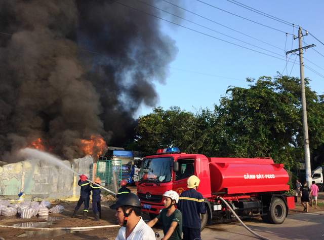Lực lượng Cảnh sát PCCC nỗ lực dập tắt ngọn lửa đang bùng cháy dữ dội