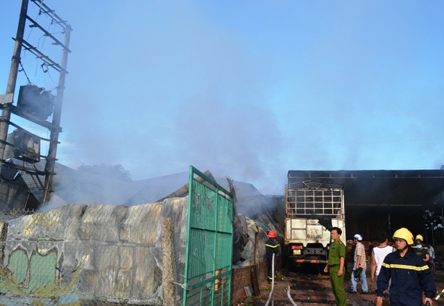 Vụ cháy đã khiến cơ sở sản xuất nhựa và ga ra ô tô bên cạnh thiệt hại năng, trạm biến áp gần đó cũng bị nổ tung