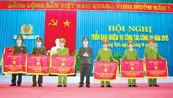 Thừa ủy quyền của Bộ Công an, Thiếu tướng Lê Xuân Hòa - Giám đốc Công an tỉnh trao cờ thi đua xuất sắc cho các đơn vị của Công an tỉnh.