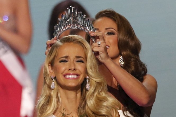 Hoa hậu Jordan hạnh phúc khi nhận vương miện - Ảnh: Reuters