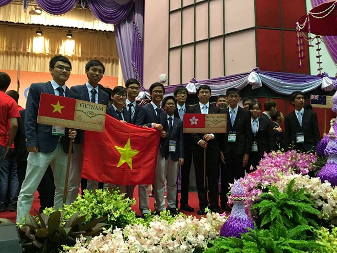 Đoàn học sinh Việt Nam dự thi Olympic Toán quốc tế 2015.