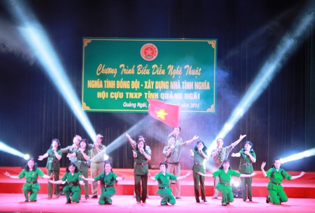 Tiết mục mở màn đặc sắc do Đoàn Nghệ thuật cựu Thanh niên xung phong Hà Nội dàn dựng, biểu diễn.