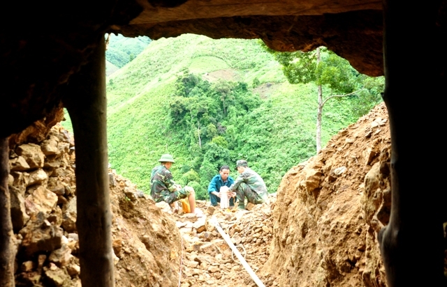 Lực lượng công binh chuẩn bị thuốc nổ để phá các hầm vàng