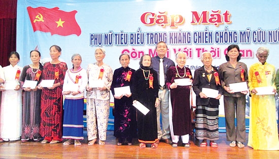 Phó Chủ tịch Thường trực UBND tỉnh Lê Quang Thích tặng quà cho những phụ nữ tiêu biểu trong kháng chiến chống Mỹ cứu nước.          Ảnh: T.P
