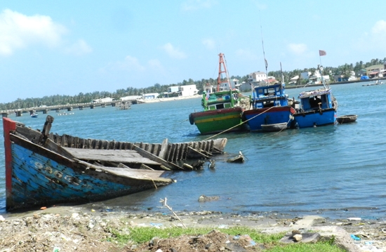 Cảng neo trú tàu thuyền Sa Huỳnh chưa được đầu tư hoàn thiện gây khó khăn cho tàu thuyền của ngư dân trong quá trình khai thác hải sản.