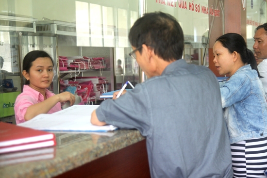 Người dân làm các thủ tục đăng ký đất đai tại văn phòng một cửa TP.Quảng Ngãi.