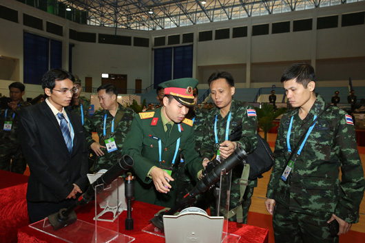 Đại biểu quân đội các nước ASEAN thăm quan vũ khí do Việt Nam sản xuất trưng bày tại Giải bắn súng quân dụng Quân đội các nước ASEAN lần thứ 24, tháng 10/2014. Ảnh: mod.gov.vn