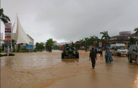Xe lội nước của lực lượng tìm kiếm cứu nạn Quân khu III tham gia công tác cứu hộ cứu nạn người dân Quảng Ninh. (Ảnh chụp sáng 28/7)