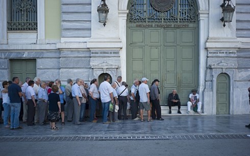 Người dân xếp hàng chờ rút tiền ở Ngân hàng trung ương Hy Lạp. (ảnh: UPI)