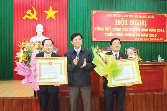 Phó Bí thư Thường trực Tỉnh ủy, Chủ tịch HĐND tỉnh Trần Ngọc Căng trao Huân chương Lao động hạng Ba cho các đồng chí lãnh đạo Ban Tuyên giáo Tỉnh ủy.
