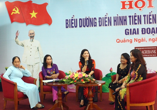 Bà Lý Thị Vân (đầu tiên bên trái) chia sẻ kinh nghiệm làm công tác Hội tại Hội nghị biểu dương điển hình tiên tiến do Hội LHPN tỉnh tổ chức.