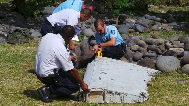 Những người có trách nhiệm tiếp cận mảnh vỡ của MH370 trên đảo Reunion  - Ảnh: Reuters