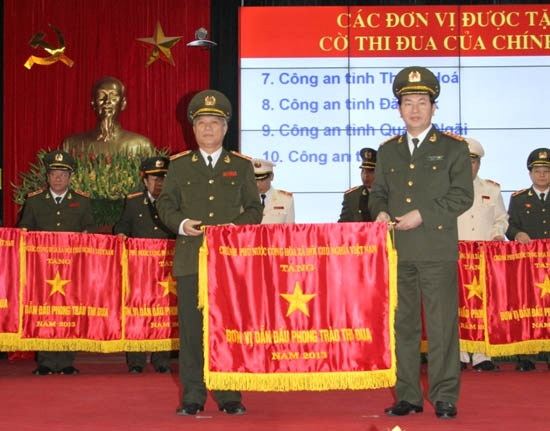 Đại tướng Trần Đại Quang - Bộ trưởng Bộ Công an (bên phải) trao Cờ thi đua của Chính phủ cho Công an Quảng Ngãi.           Ảnh: TL