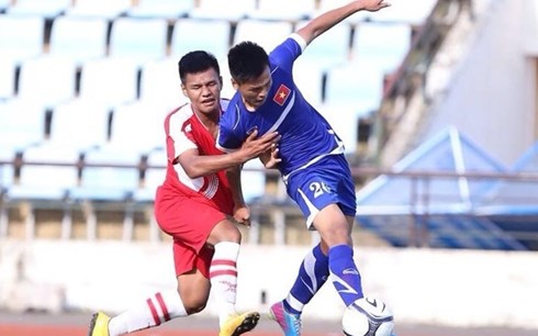 U19 Việt Nam (áo xanh) thể hiện sức mạnh vượt trội so với U19 Lào. (Ảnh: Tri Thức)