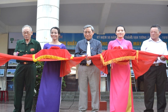 Phó Chủ tịch Thường trực UBND tỉnh Lê Quang Thích cắt băng khai mạc trưng bày.
