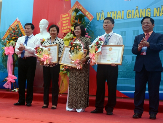 Bí thư Tỉnh ủy, Chủ tịch UBND tỉnh Lê Viết Chữ, Phó Bí thư Tỉnh ủy Trần Văn Minh tri ân các nhà tài trợ đã đóng góp xây dựng Trung tâm.