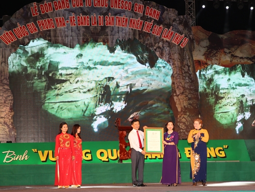  Đại diện UNESCO trao Bằng công nhận Vườn quốc gia Phong Nha-Kẻ Bàng là Di sản Thiên nhiên thế giới lần thứ 2 cho lãnh đạo tỉnh Quảng Bình. Ảnh: VGP/Lê Sơn