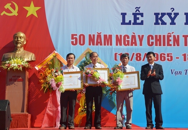Phó Bí thư Thường trực Tỉnh ủy, Chủ tịch HĐND tỉnh Trần Ngọc Căng trao Bằng khen của Thủ tướng Chính phủ cho các tập thể