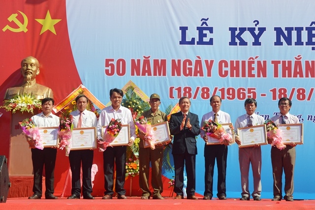 Phó Chủ tịch Thường trực UBND tỉnh Lê Quang Thích trao Bằng khen của UBND tỉnh cho những tập thể và cá nhân có thành tích xuất sắc