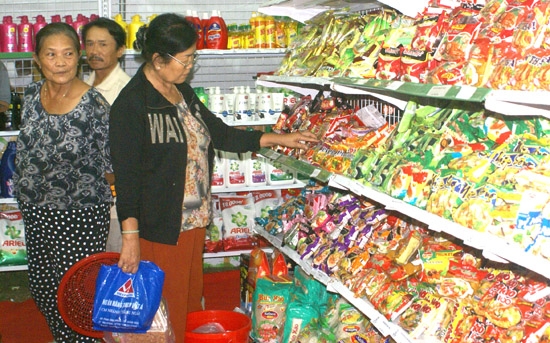 Người tiêu dùng Đức Phổ tham quan, mua sắm tại phiên chợ hàng Việt tổ chức tại địa phương.