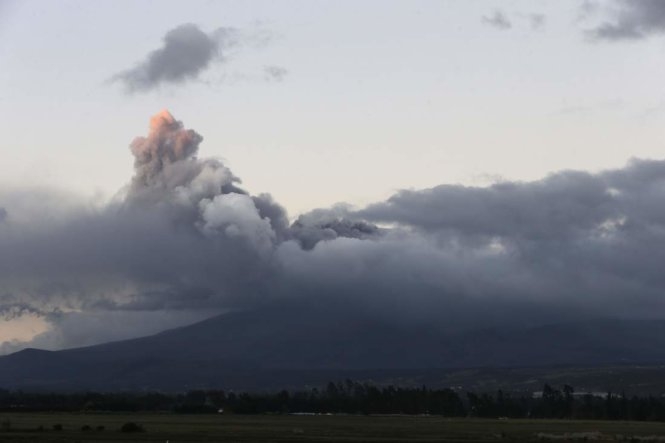  Núi lửa Cotopaxi đã ngưng hoạt động gần 140 năm và vừa "thức giấc" cuối tuần qua - Ảnh: AFP
