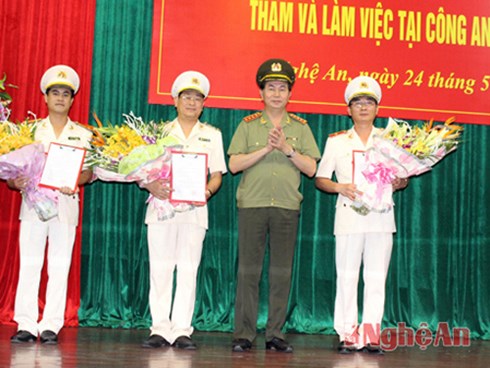  Đại tá Nguyễn Hữu Cầu (thứ hai từ trái sang) được bổ nhiệm làm Giám đốc Công an Nghệ An. Ảnh: Báo Nghệ An.