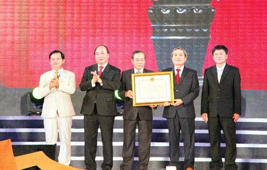  Phó Thủ tướng Chính phủ Nguyễn Xuân Phúc trao Huân chương Hồ Chí Minh cho Nhân dân và cán bộ tỉnh Quảng Ngãi (tháng 7.2014).                                                                                                                 Ảnh: NG.TRIỀU