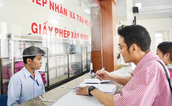  Người dân đến giải quyết công việc tại bộ phận “một cửa hiện đại” của UBND TP.Quảng Ngãi.