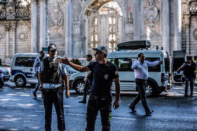  Cảnh sát kiểm tra an ninh bên ngoài Cung điện Domabahce (Ảnh GettyImages)