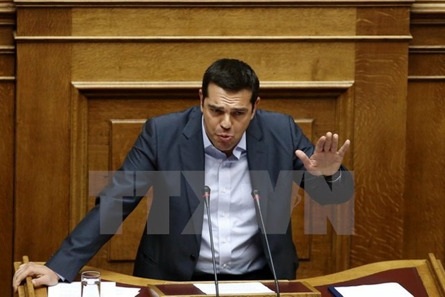 Thủ tướng Hy Lạp Alexis Tsipras tại phiên họp Quốc hội ở thủ đô Athens ngày 14/8. (Ảnh: AFP/TTXVN)