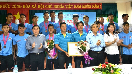  Lãnh đạo tỉnh khen thưởng cho Đội tuyển bóng đá U17 Quảng Ngãi đạt hạng 3 tại Giải vô địch bóng đá U17 Quốc gia 2015.