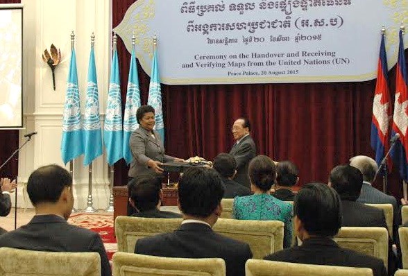  Đại diện Liên hợp quốc trao bàn đồ cho phía Campuchia. (Ảnh: Xuân Khu/Vietnam+)