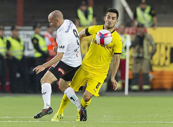 Ilkay Gundogan (phải, Dortmund) khống chế bóng trước Jone Samuelsen (Odd Ballklubb). Ảnh: Getty Images