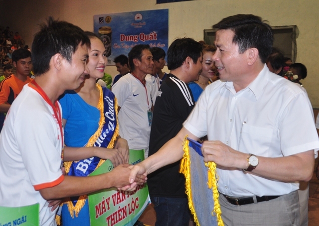 Phó Bí thư Tỉnh ủy Trần Văn Minh tặng Cờ lưu niệm cho các đội tham dự giải