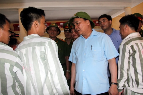 Phó thủ tướng Nguyễn Xuân Phúc động viên các phạm nhân cải tạo tốt để sớm trở về với cuộc sống. Ảnh: Hoàng Trường