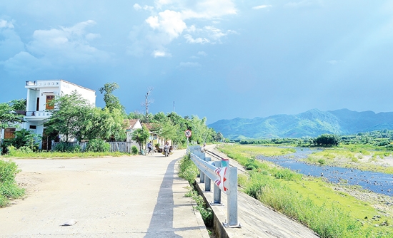 Công trình kè dọc sông Phước Giang là một trong những điểm nhấn về hạ tầng đô thị ở trung tâm huyện lỵ Minh Long.