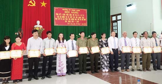 Huyện ủy Minh Long khen thưởng cho các diển hình “Học tập và làm theo tấm gương đạo đức Hồ Chí Minh” giai đoạn 2011 - 2014.