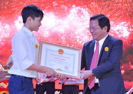 Sang nhận Bằng khen của Chủ tịch UBND tỉnh tại Đại hội thi đua yêu nước tỉnh Quảng Ngãi gia đoạn 2011-2015.