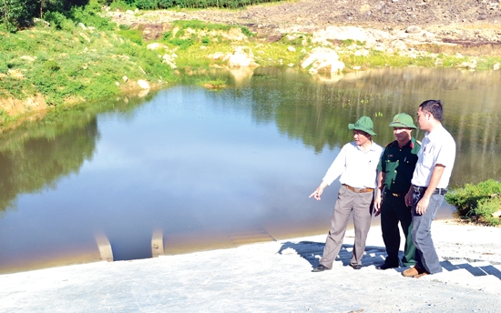 BCH PCTT&TKCN tỉnh kiểm tra hồ chứa nước Đồng Ngỗ, xã Hành Tín Đông.