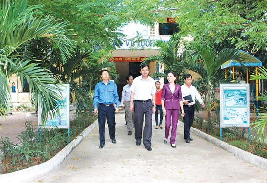 Phó Chủ tịch UBND tỉnh Phạm Trường Thọ kiểm tra Trường mầm non xã Tịnh Khê.