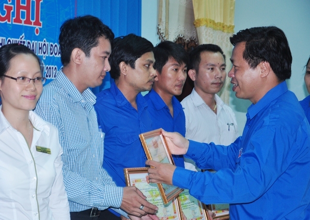 Phó Bí thư Thường trực Tỉnh đoàn Nguyễn Hoàng Hiệp trao giấy khen cho các tập thể và cá nhân
