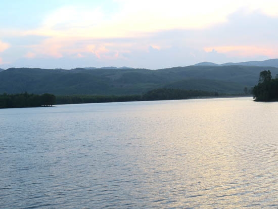 Hồ chứa nước An Thọ với vẻ đẹp hoang sơ khi chiều nhạt nắng