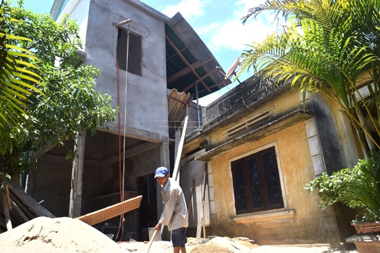 Nhà tránh lũ của ông Mai Quang ở xã Hành Tín Tây (Nghĩa Hành) sắp hoàn thành, giúp gia đình an tâm trong mùa mưa bão sắp tới.
